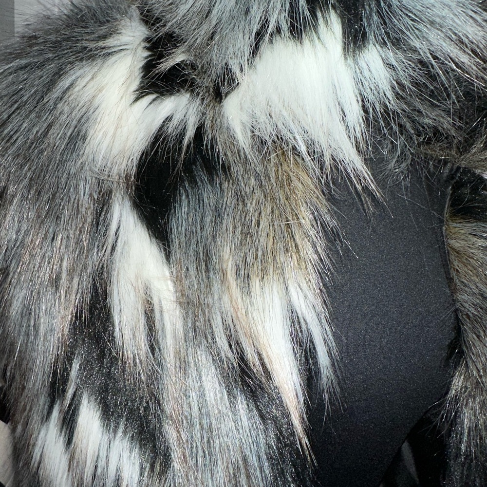 ✨NWT WHITE HOUSE BLACK MARKET black white brown patchwork faux fur vest Size XS - Picture 3 of 11